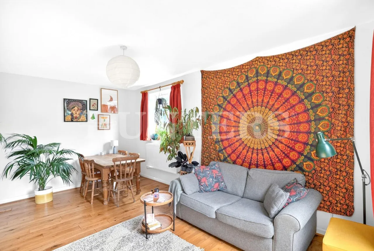 2 bed flat for sale — Lawrence Close, London
