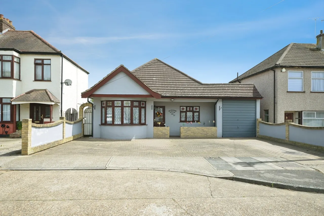 4 bed house for sale — Ferndale Road, Romford, RM5