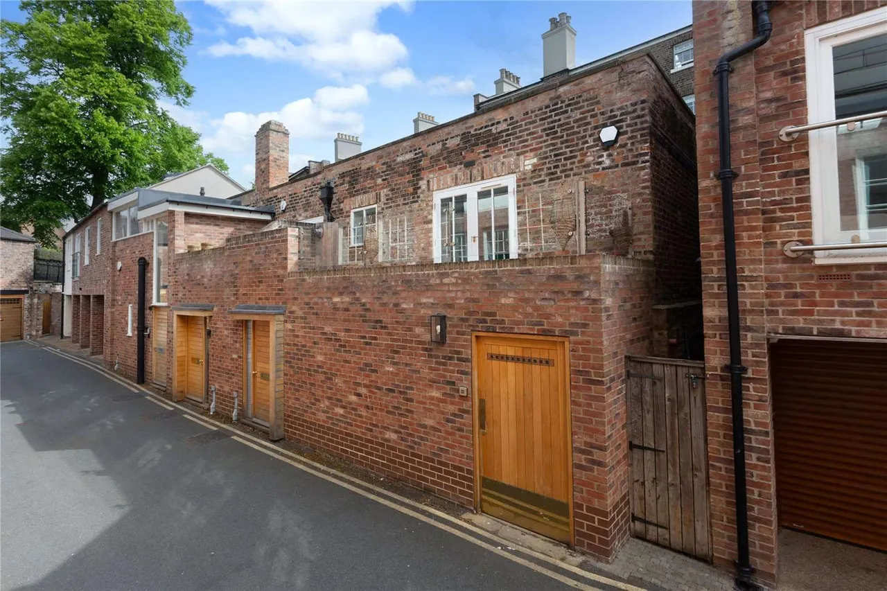 3 bed house for sale — St. Leonards Mews, York, North Yorkshire, YO1 7HN