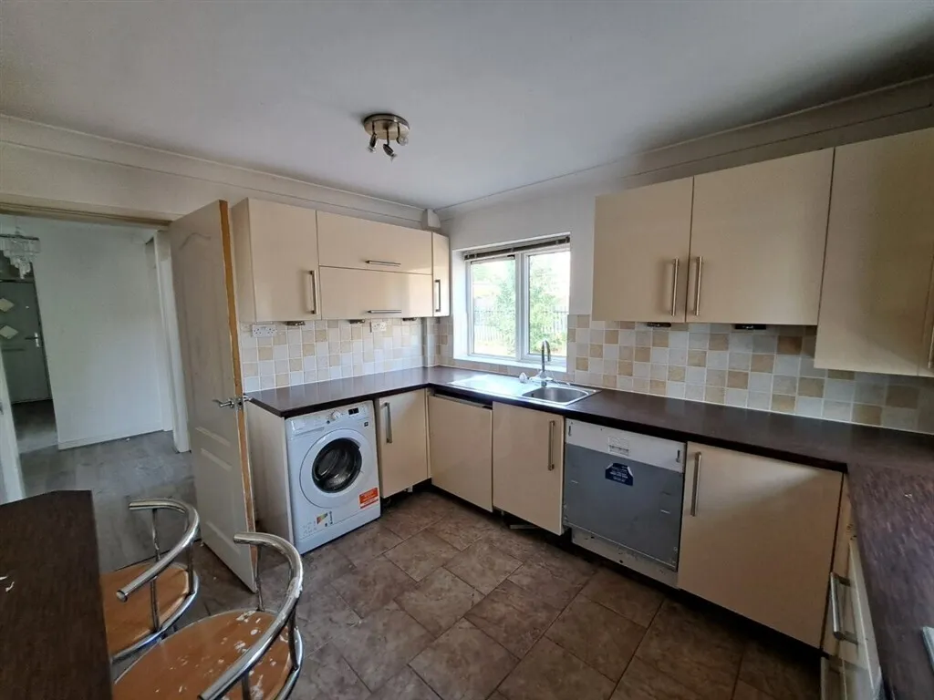 School Road, High Green, SHEFFIELD, photo 4
