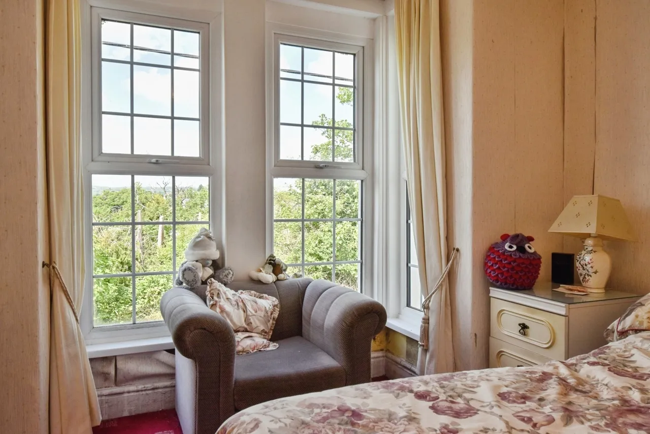 Pentwyn Road, Betws, SA18, photo 16