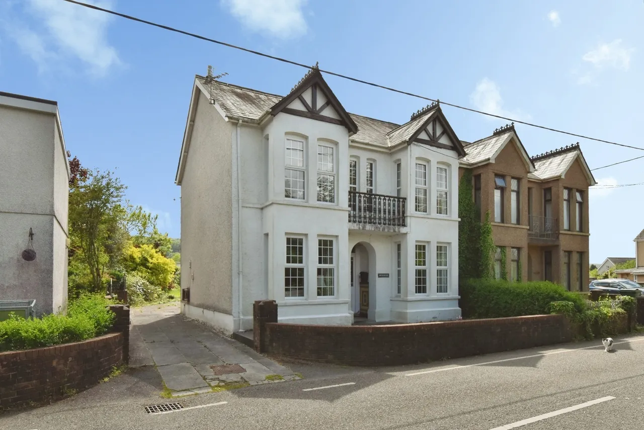 Pentwyn Road, Betws, SA18, photo 20