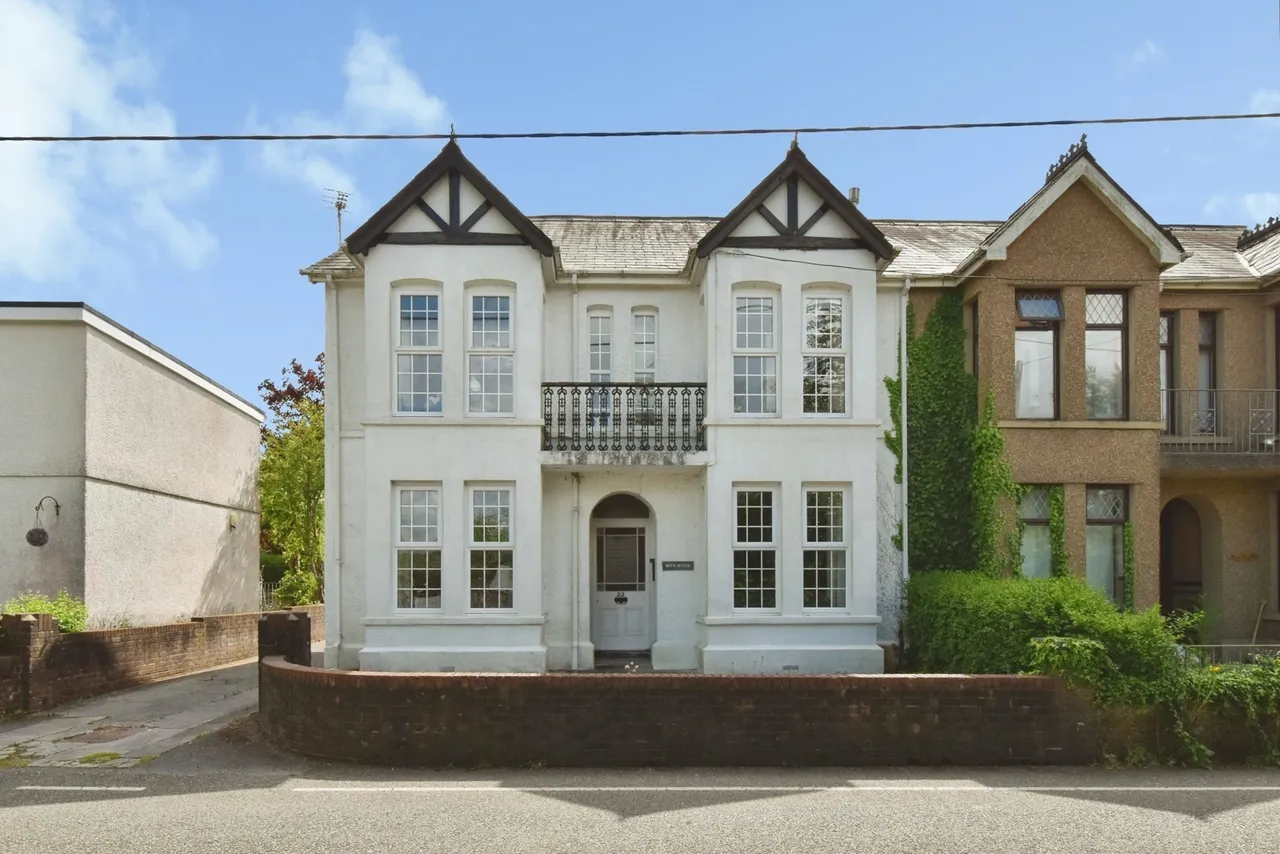 4 bed house for sale, Pentwyn Road, Betws, SA18