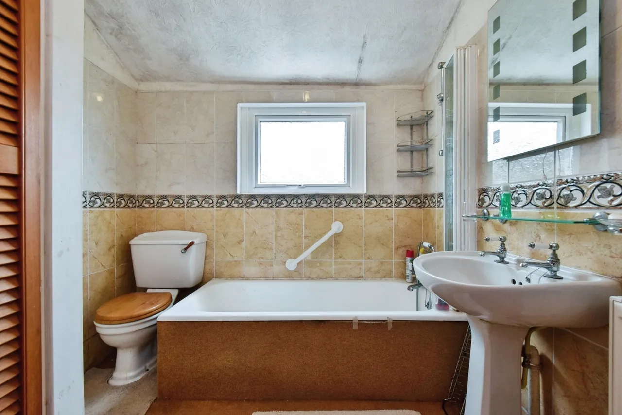Pentwyn Road, Betws, SA18, photo 12