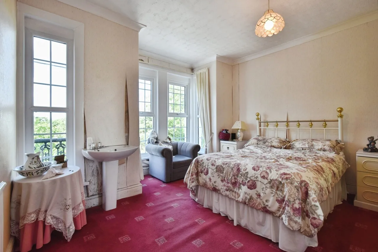 Pentwyn Road, Betws, SA18, photo 11