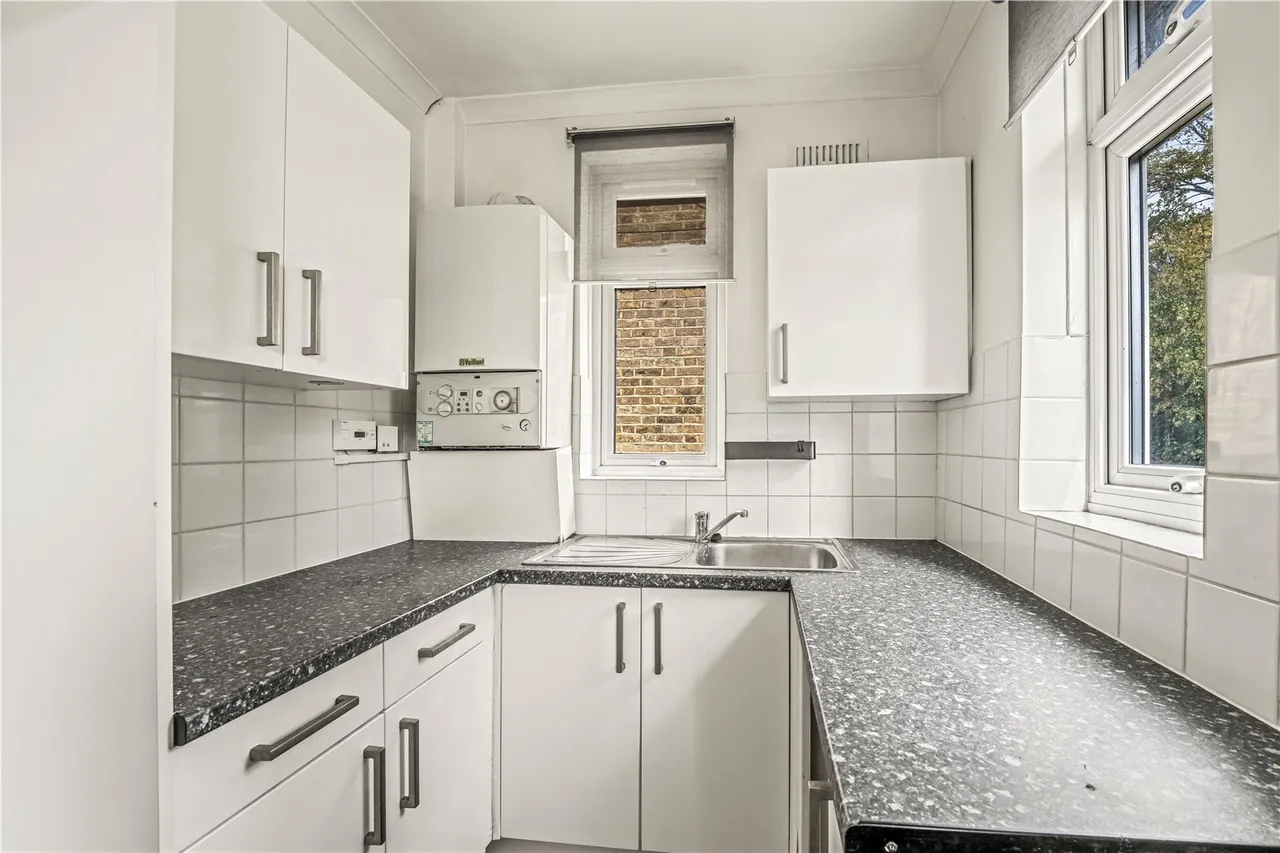 Warfield Road, Hampton, TW12 2AY, photo 2