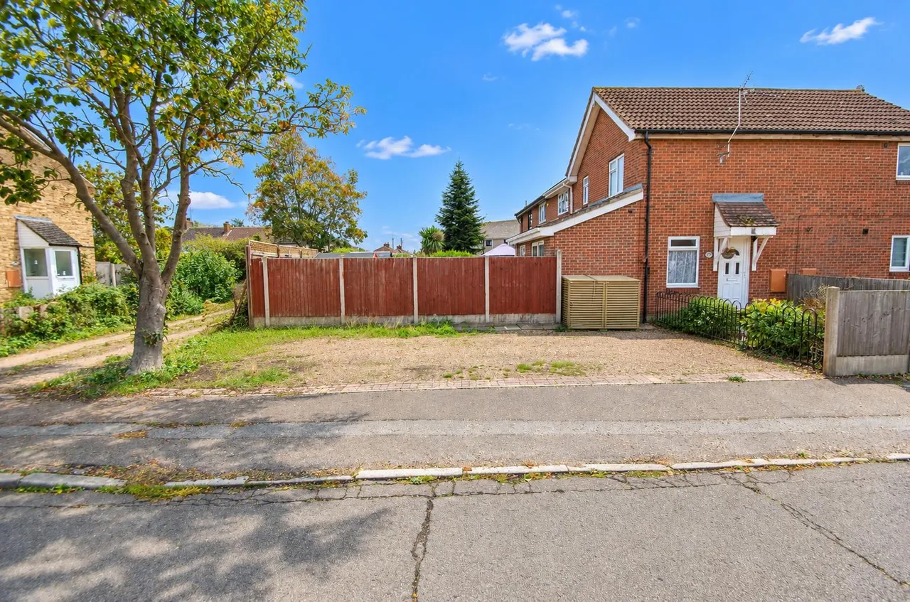 Thackeray Avenue, Tilbury, RM18, photo 14
