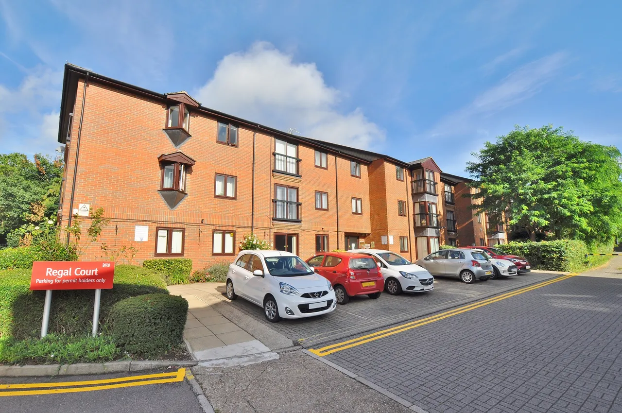 2 bed flat for sale — Regal Court, Bancroft, Hitchin