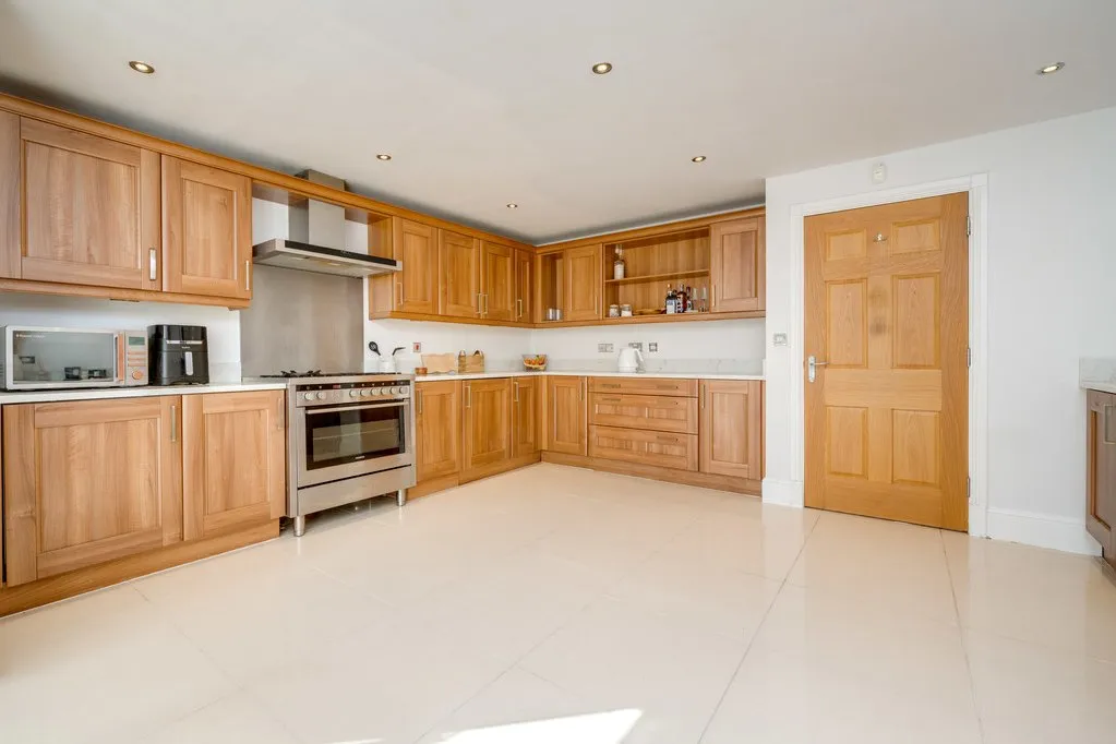 Threelands, Birkenshaw BD11 2DG, photo 2