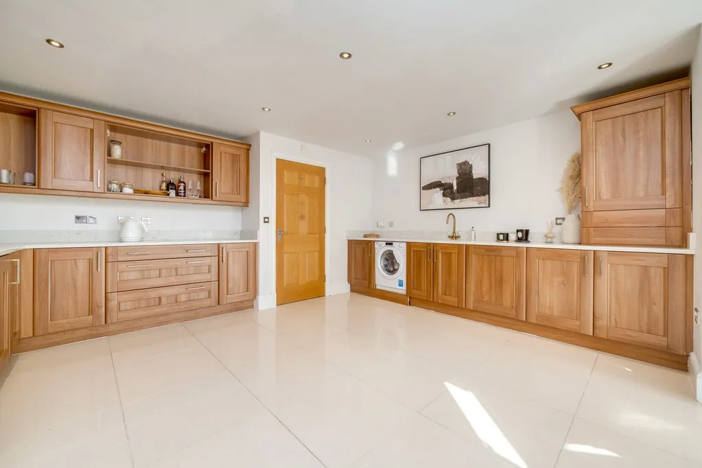Threelands, Birkenshaw BD11 2DG, photo 4