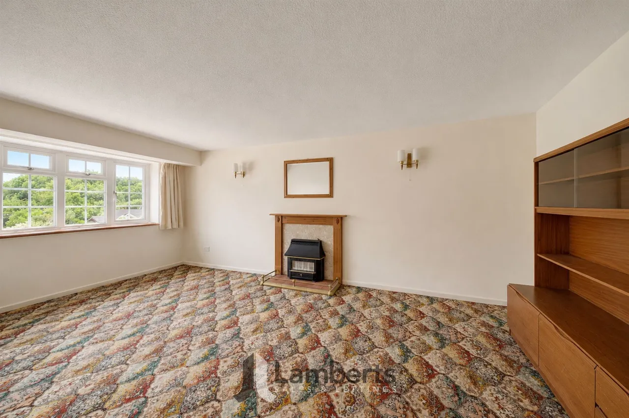 19 Ladbrook Close, Redditch, photo 2