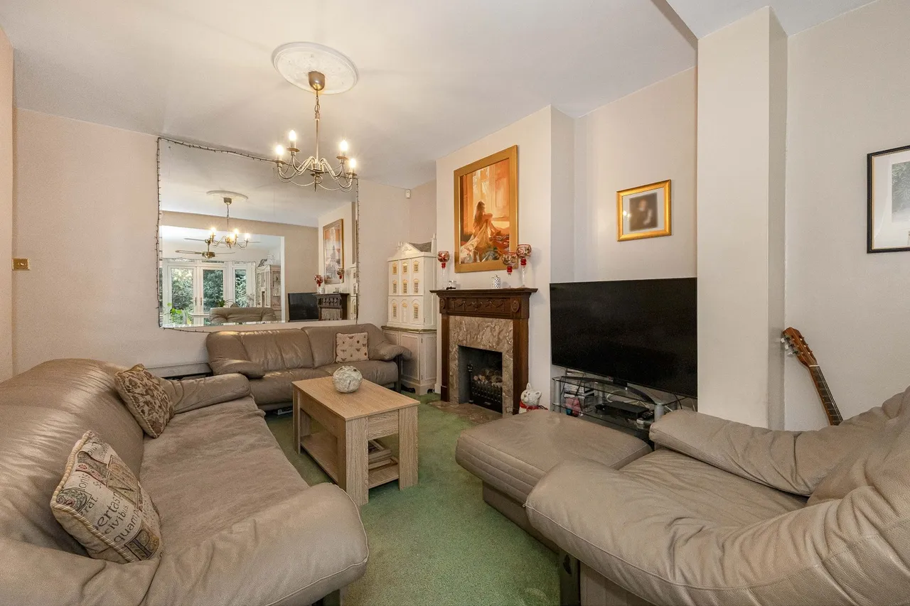 Glenthorne Gardens, Ilford, Essex, IG6 1LB, photo 4