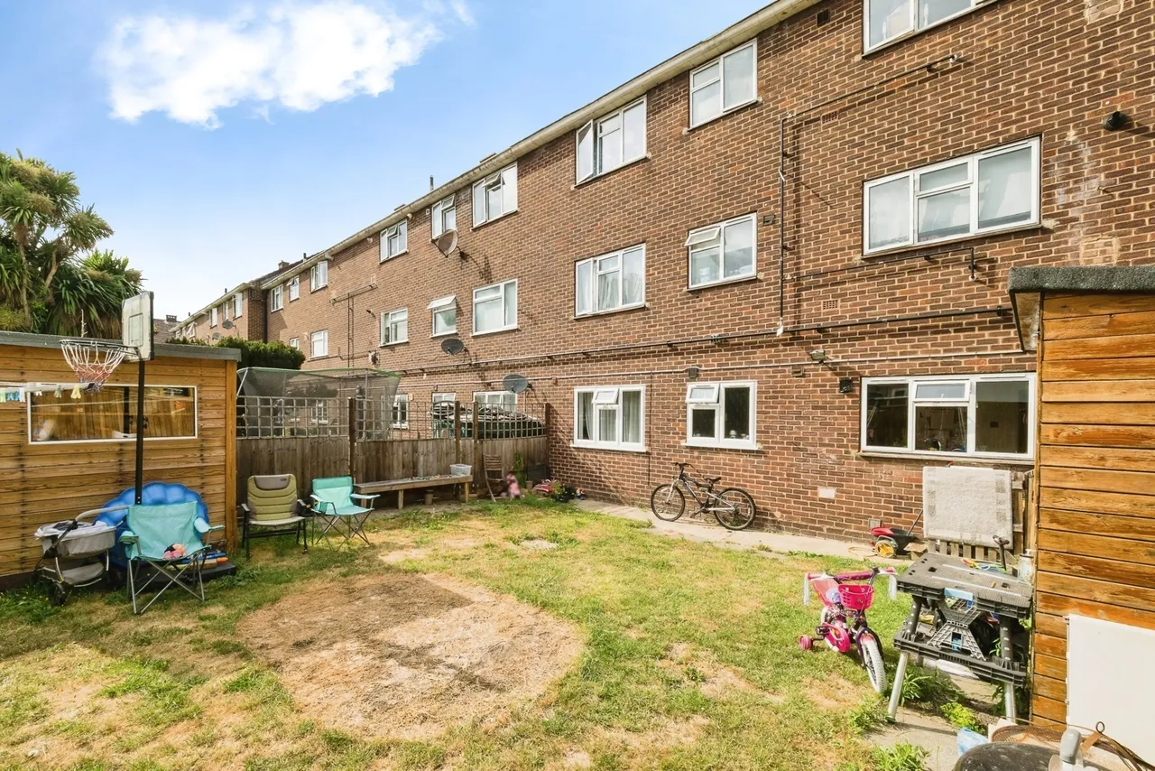 2 bed flat for sale — Stirling Close, Rainham, RM13