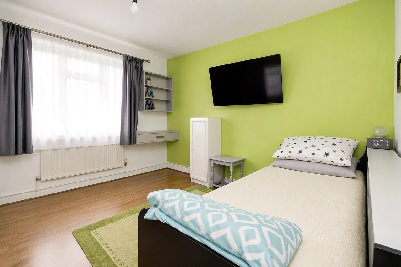 Stirling Close, Rainham, RM13, photo 6