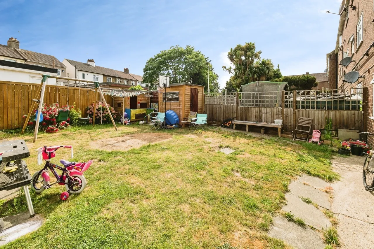 Stirling Close, Rainham, RM13, photo 8