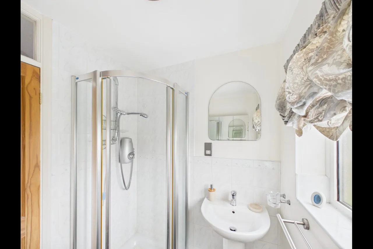 Margaret Close, Gidea Park, RM2, photo 13