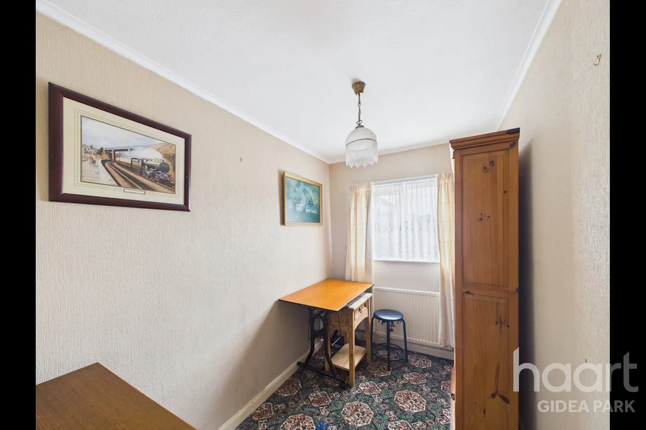 Margaret Close, Gidea Park, RM2, photo 10