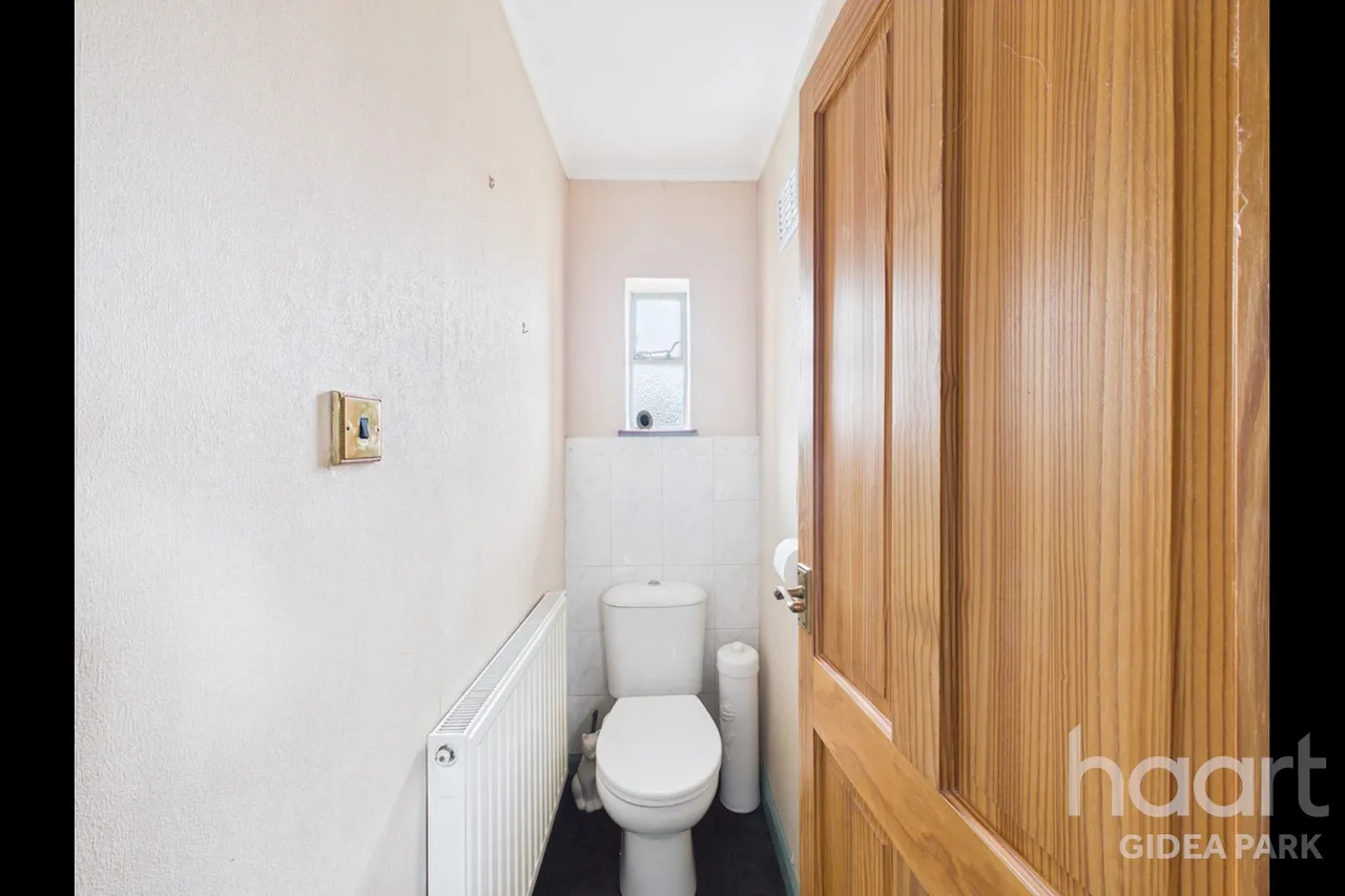 Margaret Close, Gidea Park, RM2, photo 11