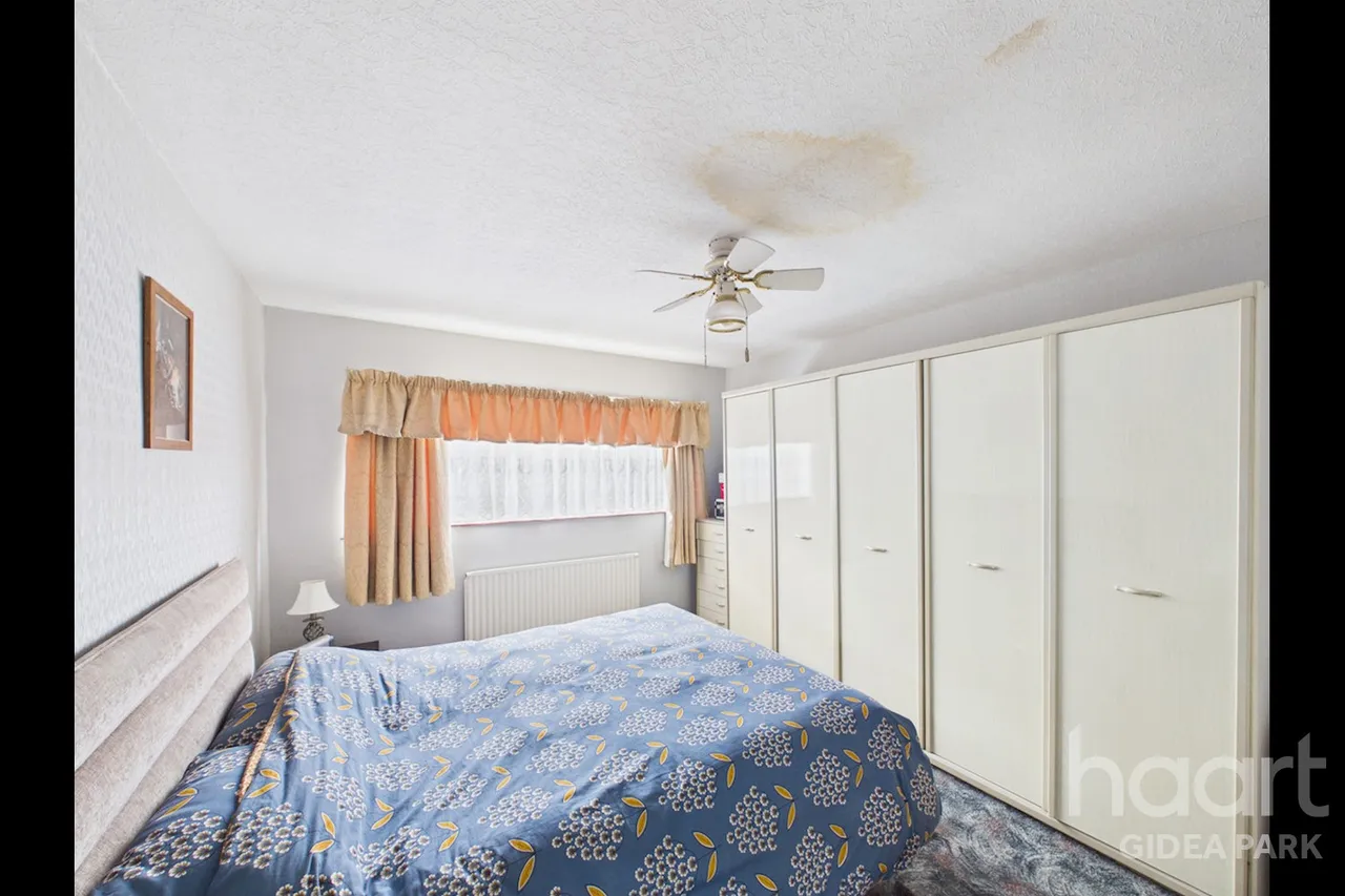 Margaret Close, Gidea Park, RM2, photo 8