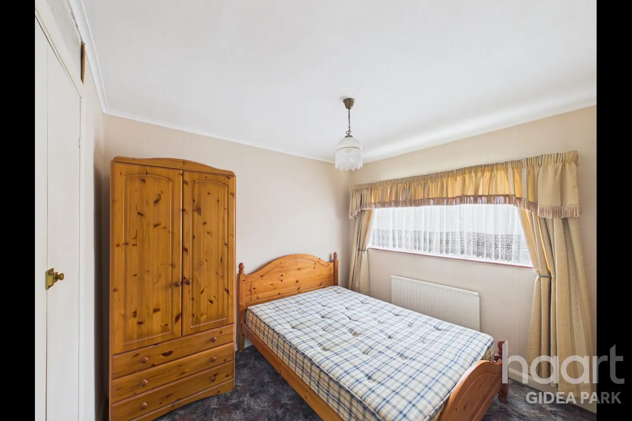 Margaret Close, Gidea Park, RM2, photo 9