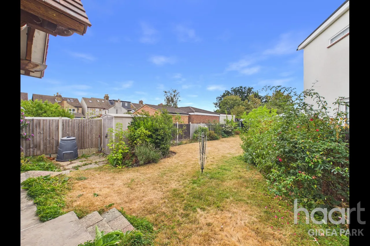 Margaret Close, Gidea Park, RM2, photo 3