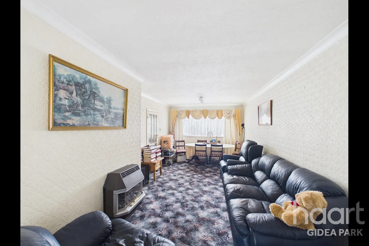 Margaret Close, Gidea Park, RM2, photo 2
