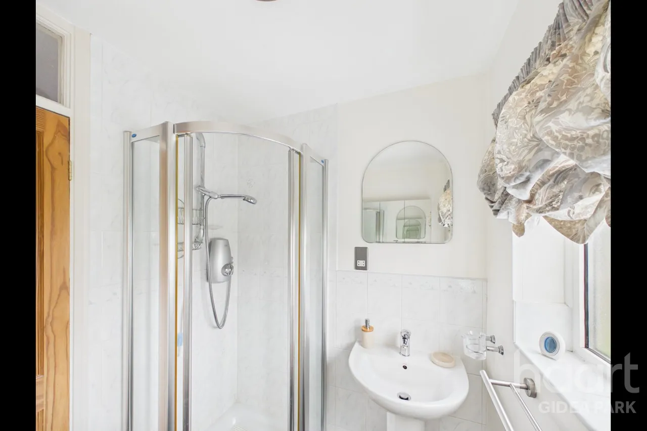 Margaret Close, Gidea Park, RM2, photo 12