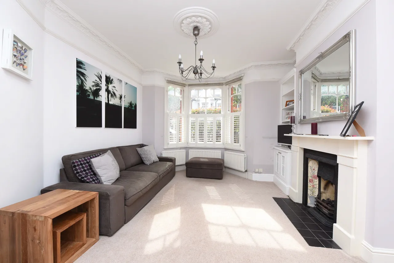 5 bed house to rent — 174 Engadine Street, London