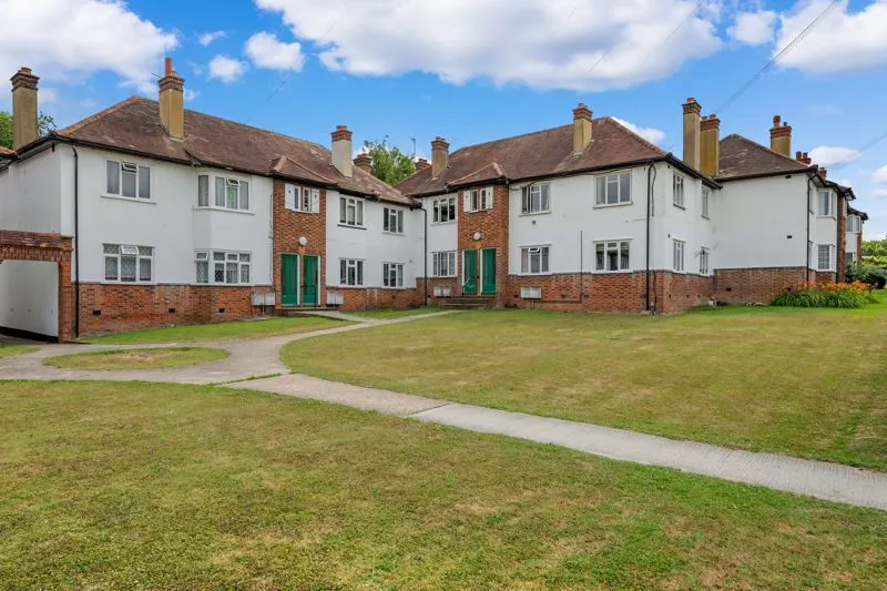 2 bed flat for sale — Alberta Avenue Cheam, Sutton SM1 2LQ