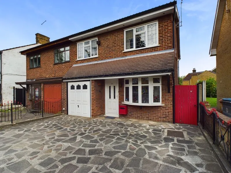 4 bed house for sale — Mawney Road, Romford RM7 7JB