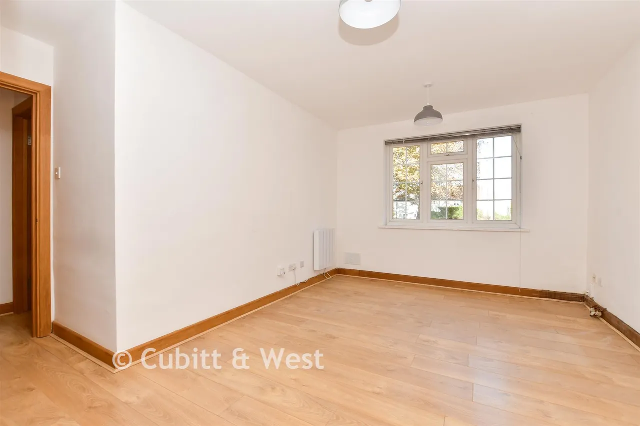 Bucklers Way, Carshalton, SM5, photo 13