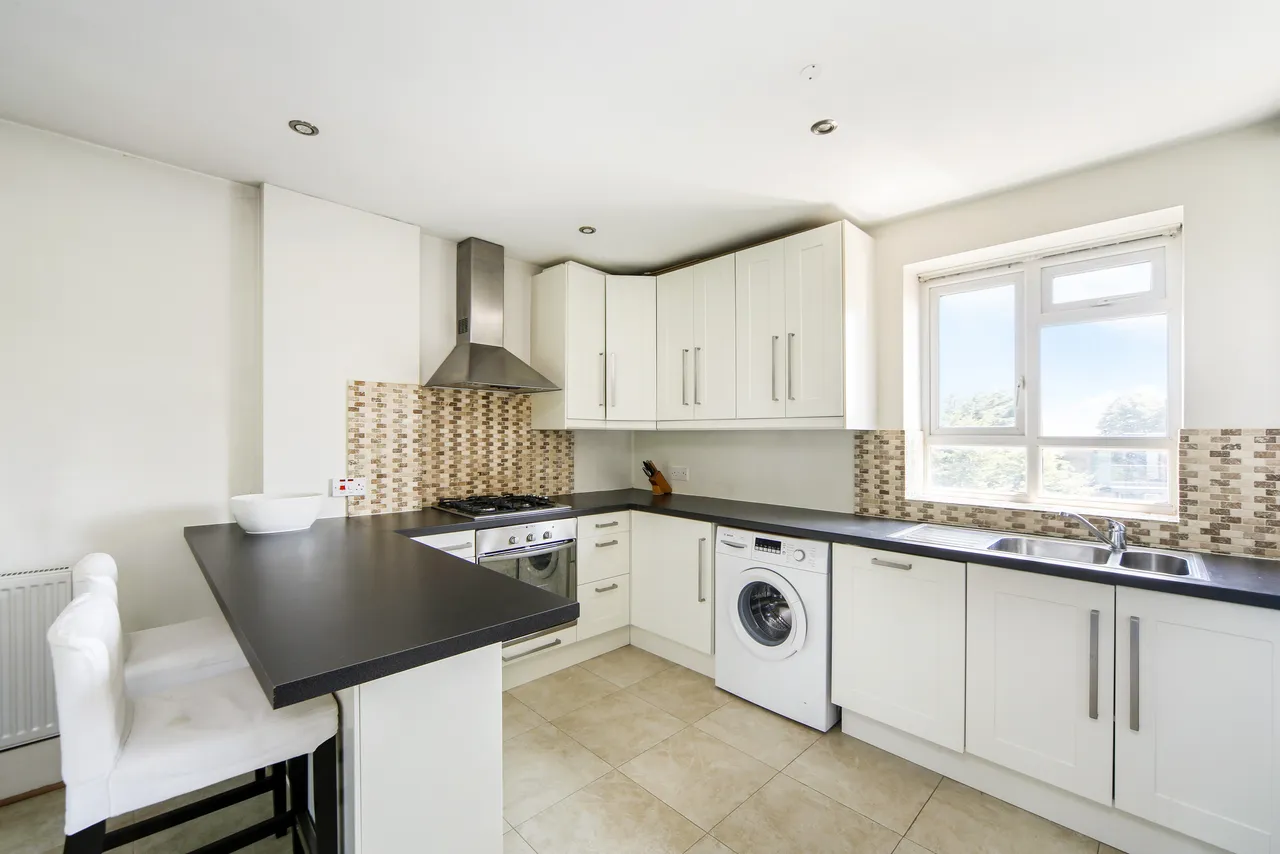 2 bed flat to rent, Esher Gardens, London, SW19