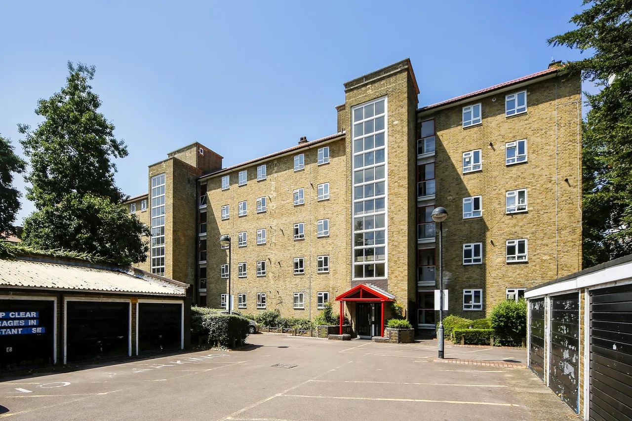 Esher Gardens, London, SW19, photo 10