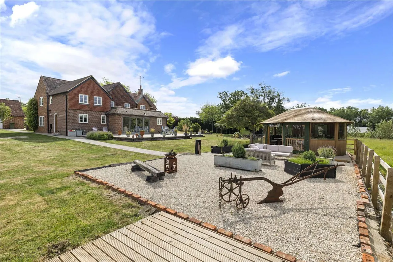 Blacknest Road, Blacknest, Alton, Hampshire, GU34 4PX, photo 3