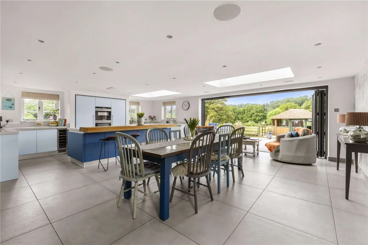 Blacknest Road, Blacknest, Alton, Hampshire, GU34 4PX, photo 4