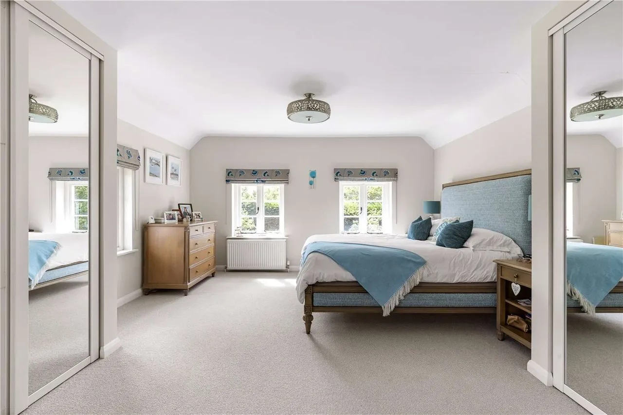 Blacknest Road, Blacknest, Alton, Hampshire, GU34 4PX, photo 9