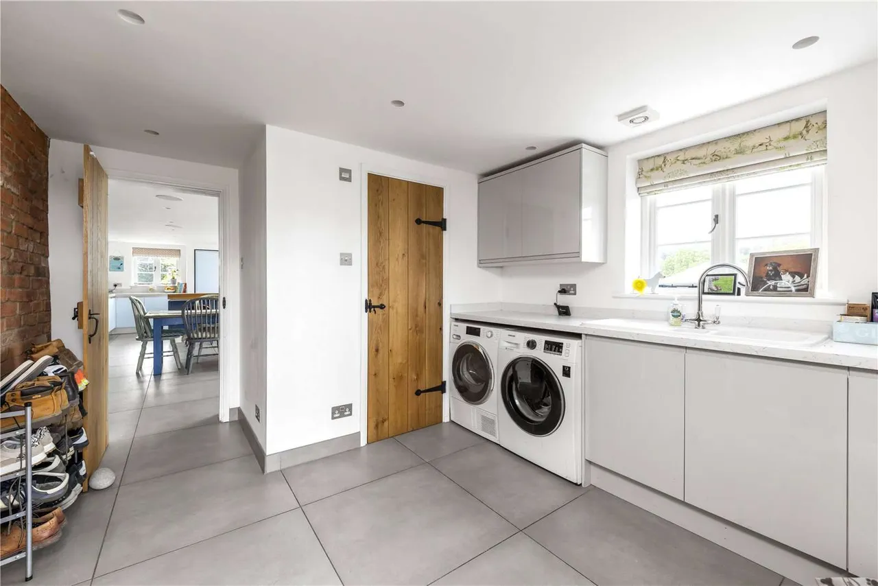Blacknest Road, Blacknest, Alton, Hampshire, GU34 4PX, photo 8