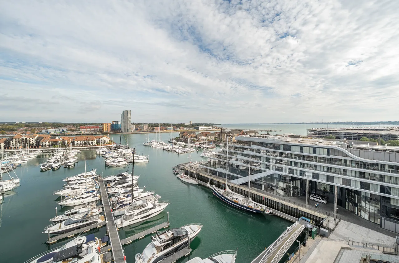 3 bed flat for sale, Maritime Walk, Ocean Village, SO14
