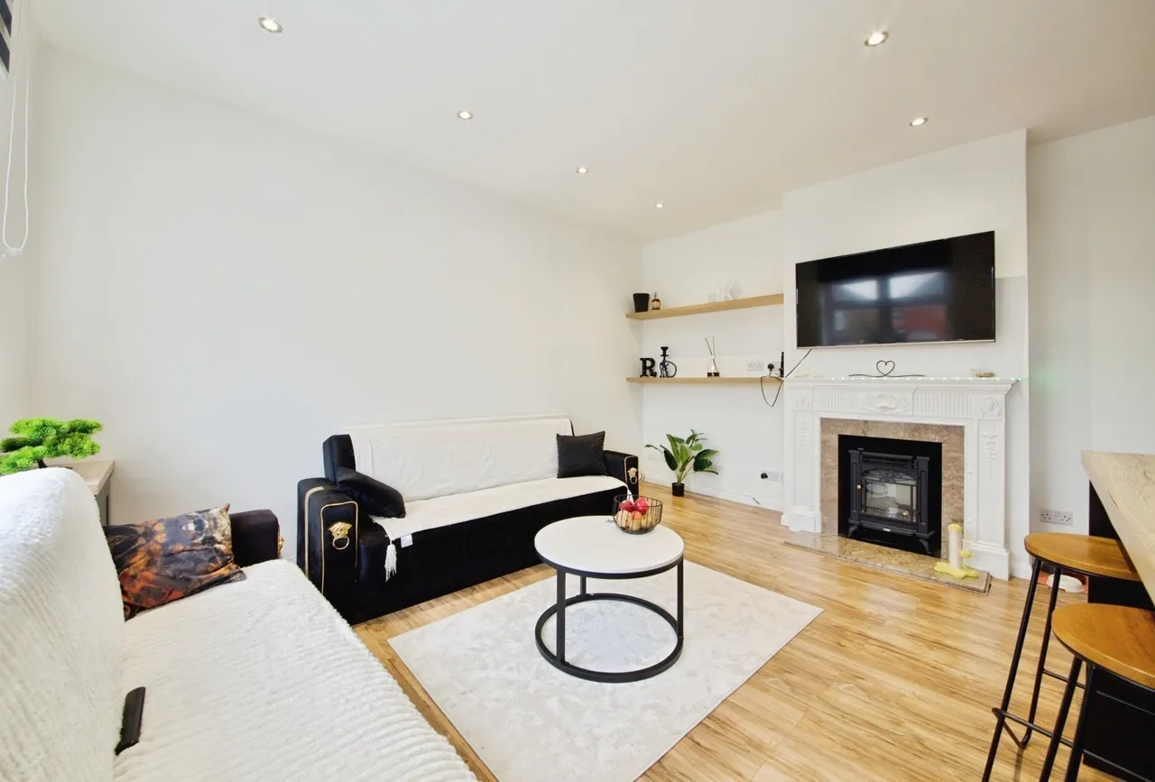 Brentwood Road, Romford, RM1, photo 4