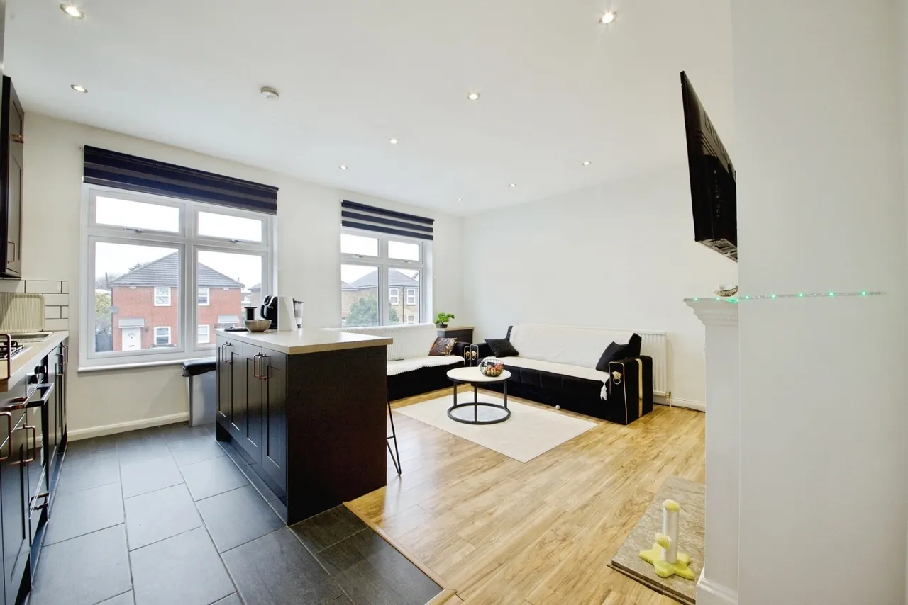 Brentwood Road, Romford, RM1, photo 5
