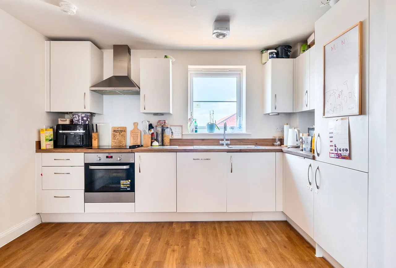 Clark Drive, Gloucestershire, Yate, BS37 7FS, photo 2