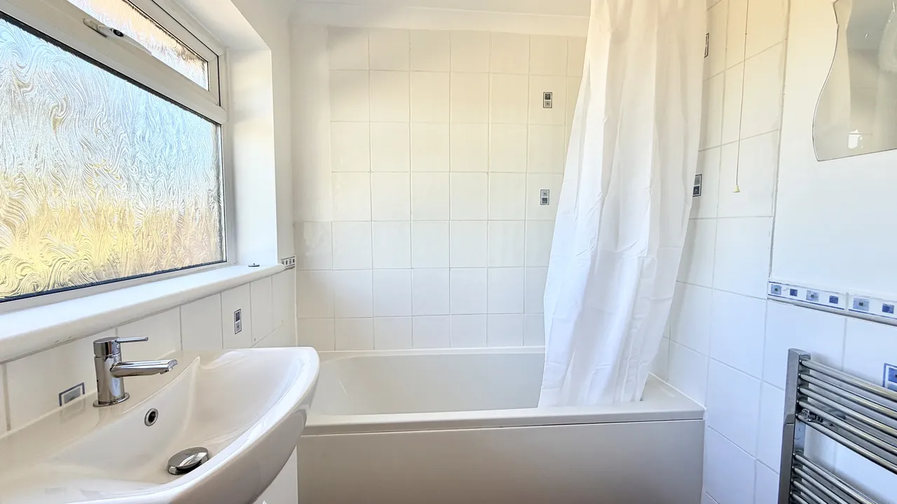 Lambs Farm Road, RH12, photo 12