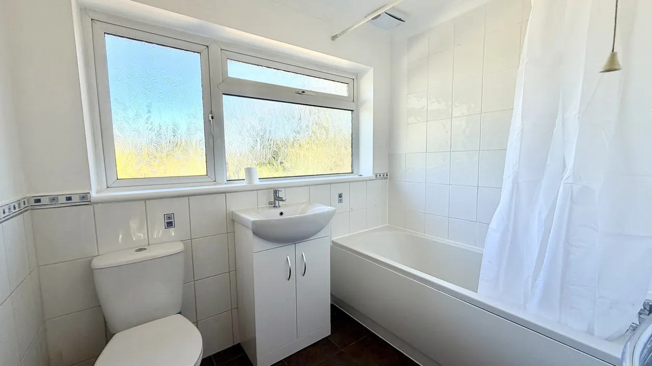 Lambs Farm Road, RH12, photo 11