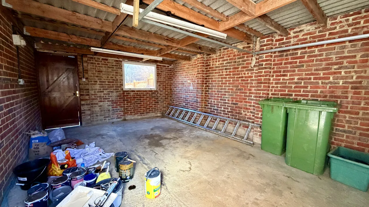 Lambs Farm Road, RH12, photo 15