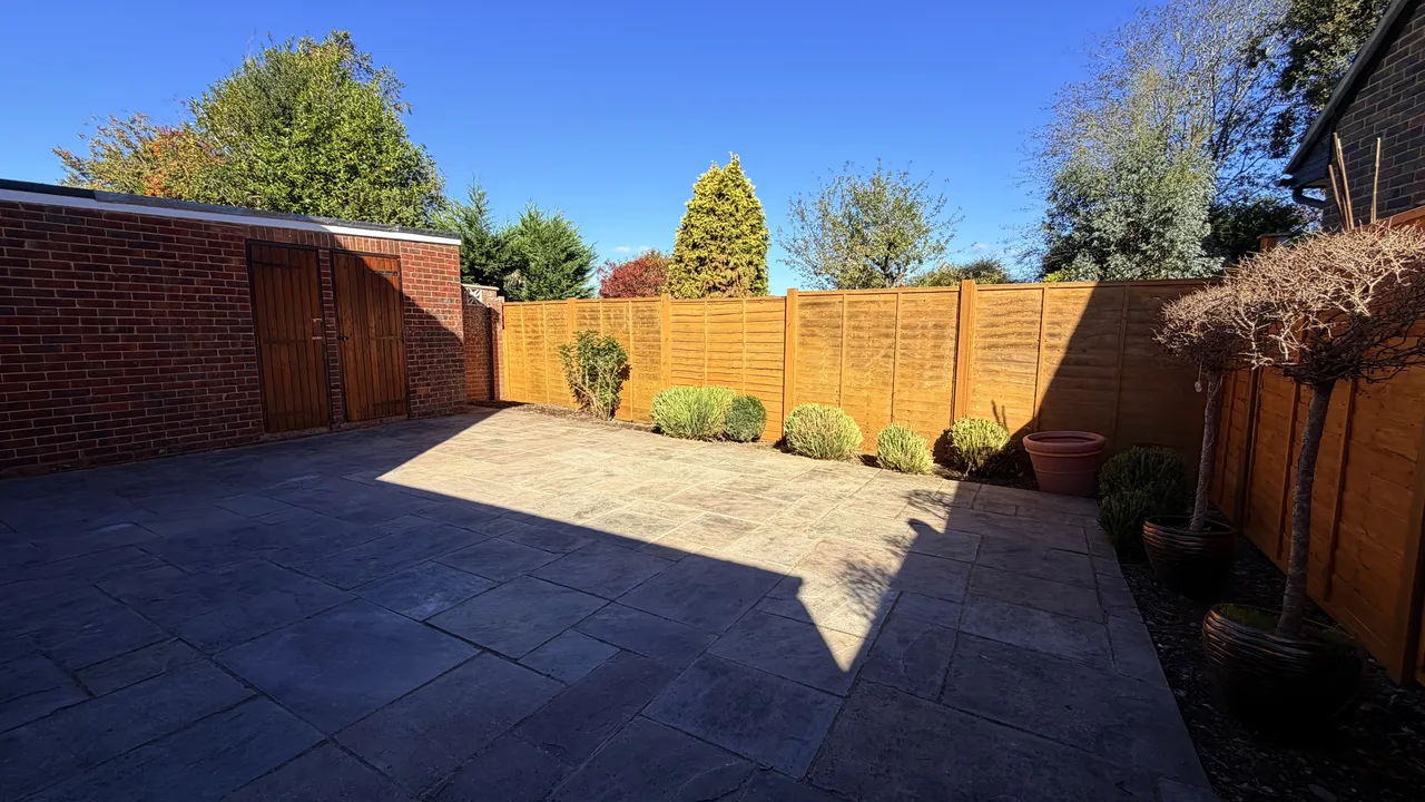 Lambs Farm Road, RH12, photo 3