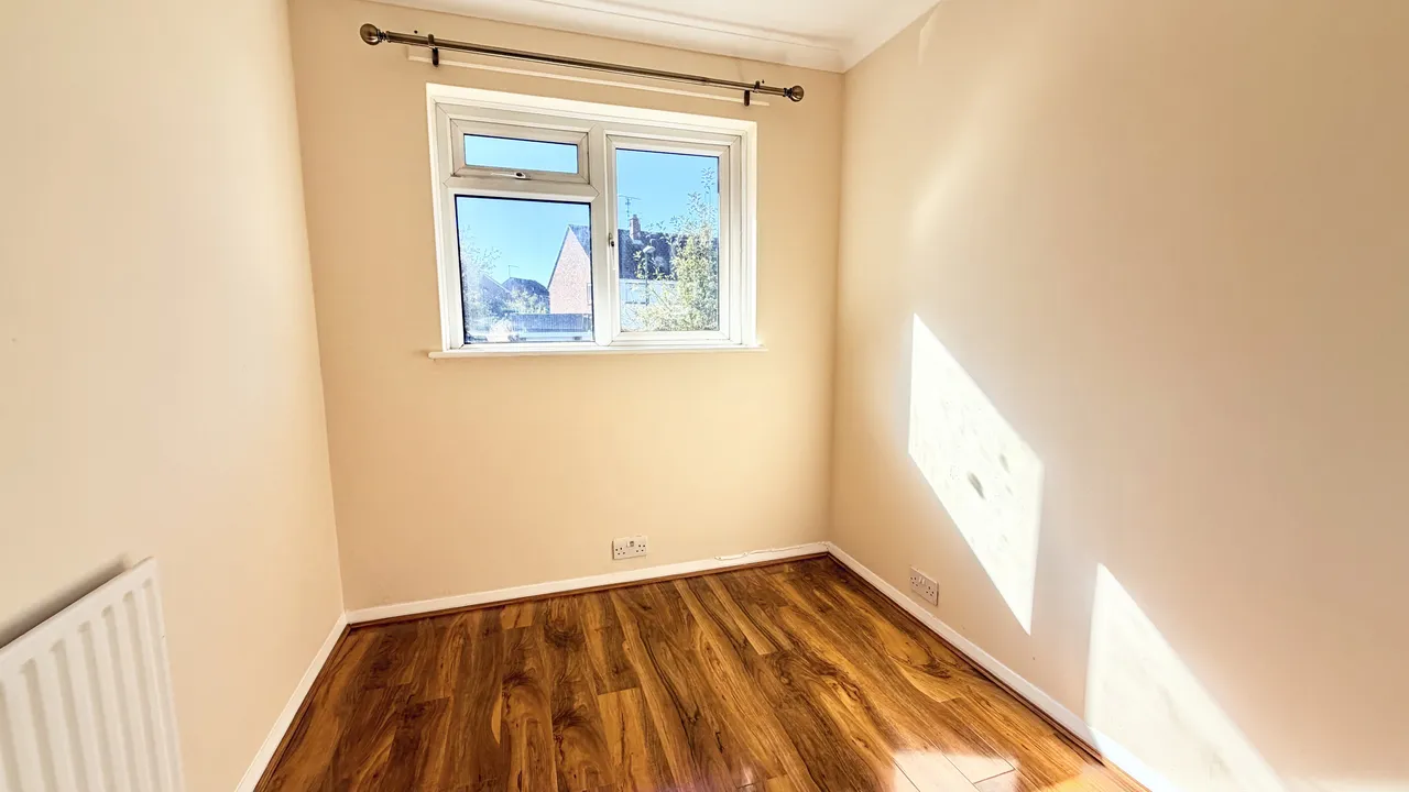 Lambs Farm Road, RH12, photo 13