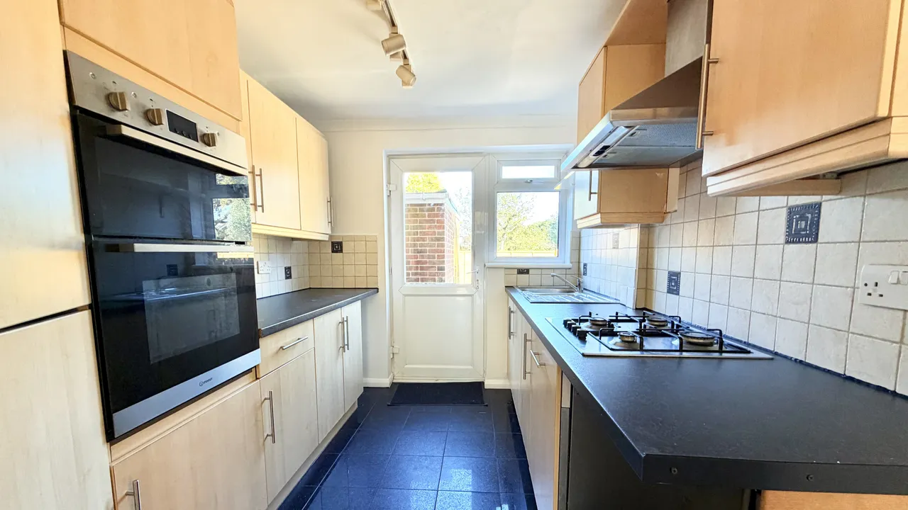 Lambs Farm Road, RH12, photo 7