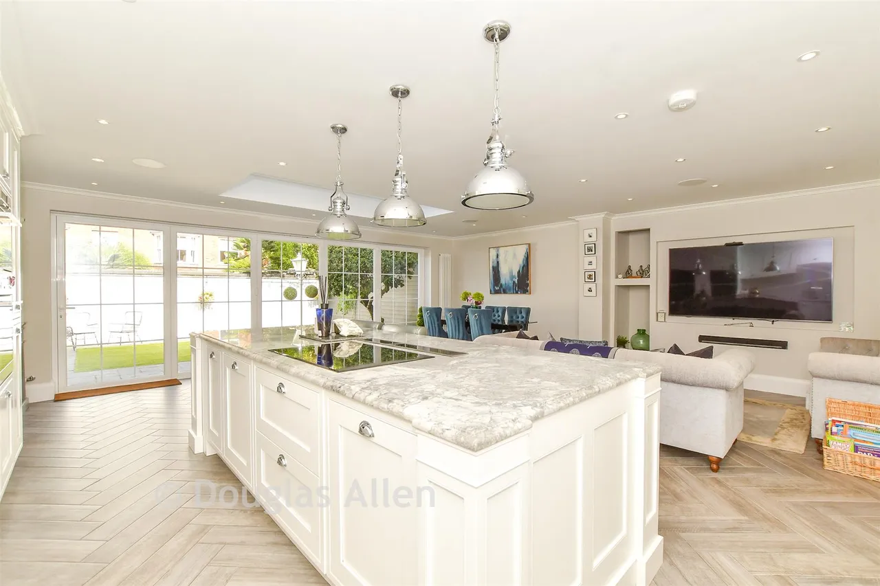 Theydon Grove, Epping, CM16, photo 2