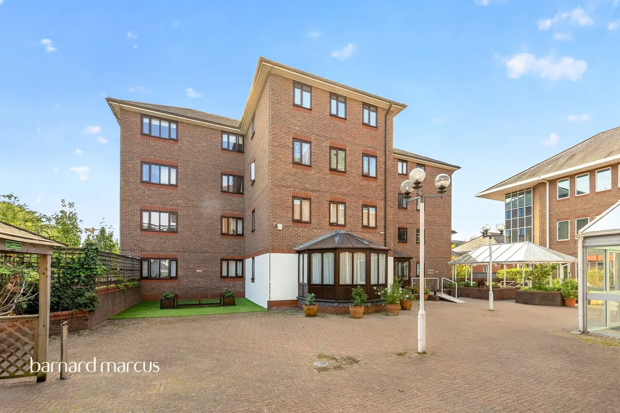 2 bed flat for sale, Upper High Street, Epsom, KT17