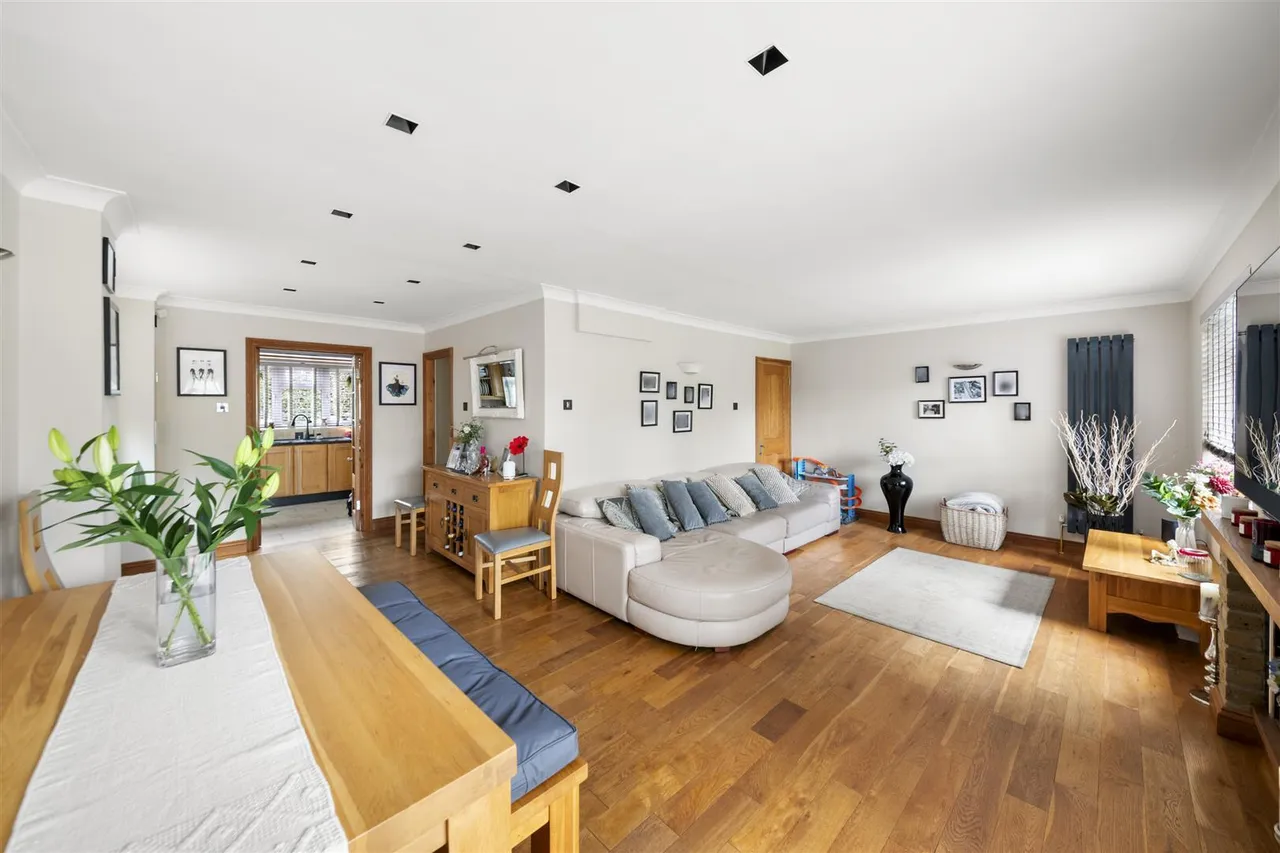 Tudor Way, Hillingdon, photo 2